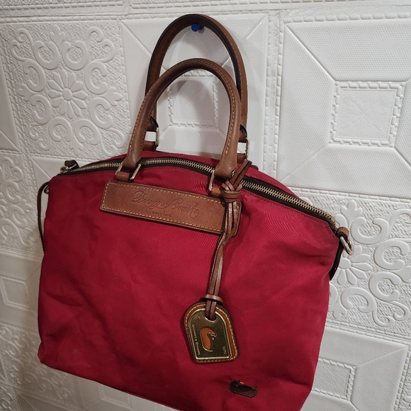 Athletic red Dooney & Bourke beg - Picture 3 of 15